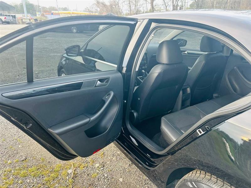 Volkswagen Jetta Sedan 4dr Auto 1.8T SEL PZEV 2016