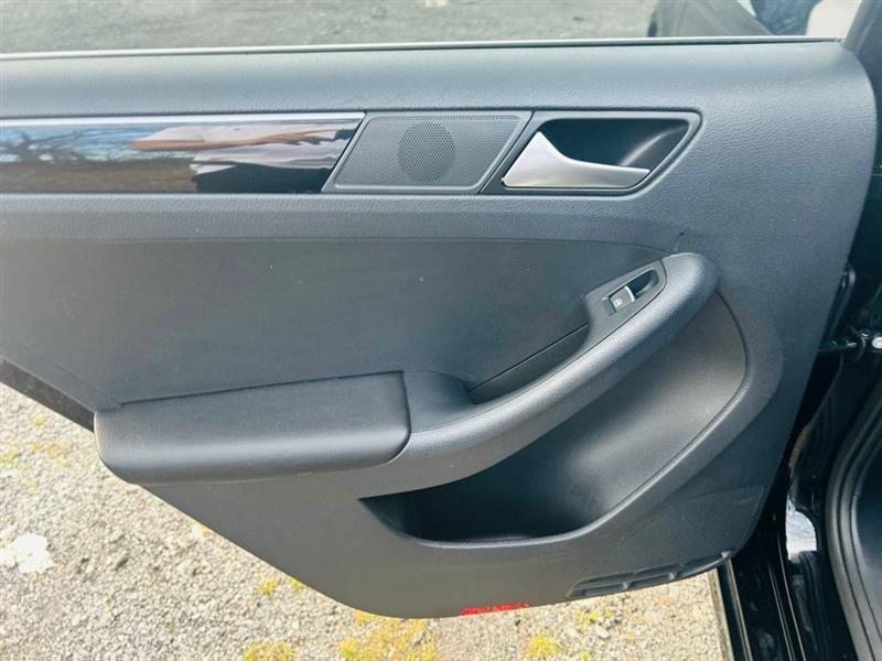 Volkswagen Jetta Sedan 4dr Auto 1.8T SEL PZEV 2016