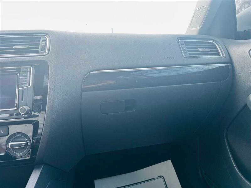 Volkswagen Jetta Sedan 4dr Auto 1.8T SEL PZEV 2016