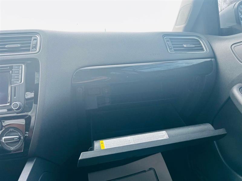 Volkswagen Jetta Sedan 4dr Auto 1.8T SEL PZEV 2016