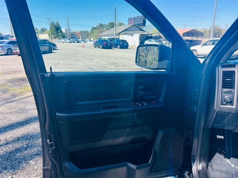 RAM 1500 Classic Tradesman 4x4 Crew Cab 5'7" Box 2019