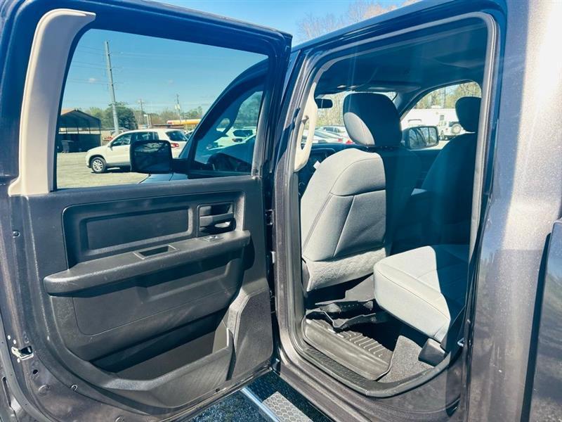 RAM 1500 Classic Tradesman 4x4 Crew Cab 5'7" Box 2019
