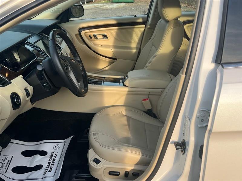 Ford Taurus 4dr Sdn Limited FWD 2015