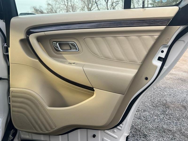 Ford Taurus 4dr Sdn Limited FWD 2015