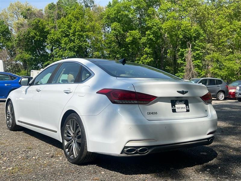 Hyundai Genesis 4dr Sdn V8 5.0L RWD 2015