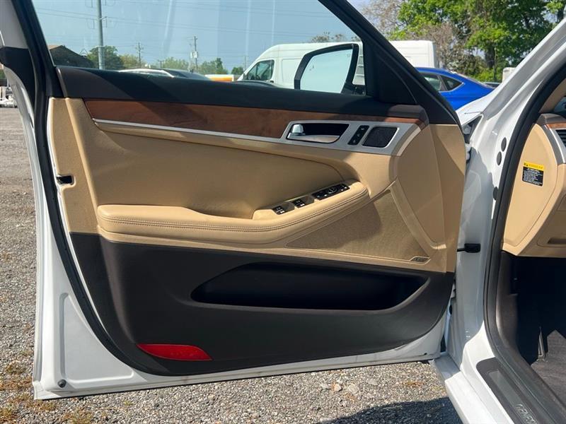 Hyundai Genesis 4dr Sdn V8 5.0L RWD 2015