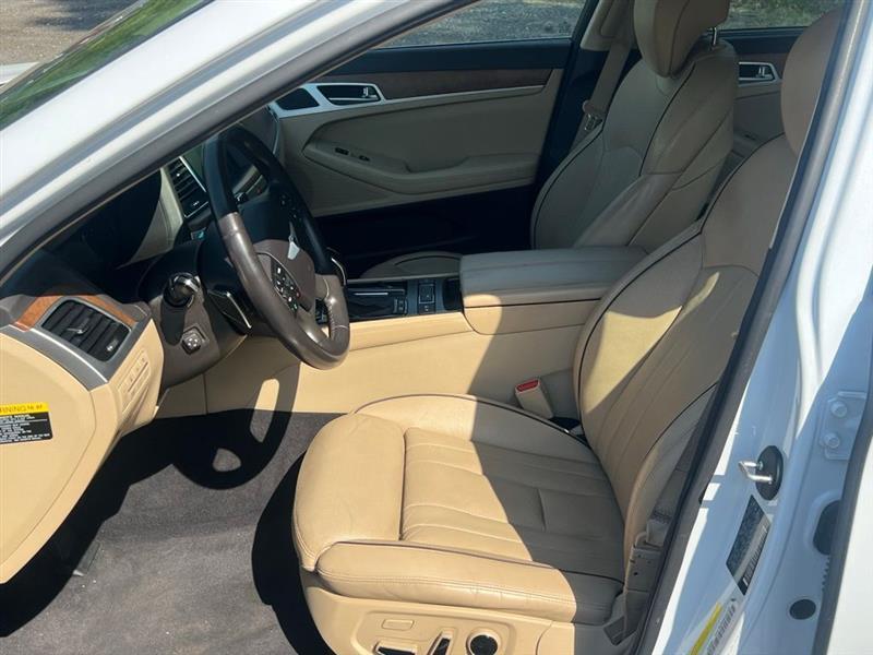 Hyundai Genesis 4dr Sdn V8 5.0L RWD 2015