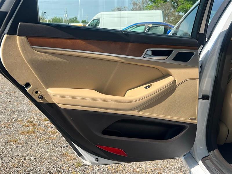 Hyundai Genesis 4dr Sdn V8 5.0L RWD 2015