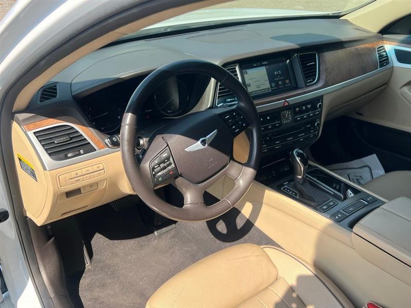 Hyundai Genesis 4dr Sdn V8 5.0L RWD 2015