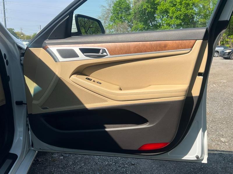 Hyundai Genesis 4dr Sdn V8 5.0L RWD 2015