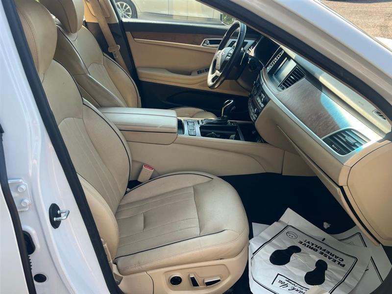 Hyundai Genesis 4dr Sdn V8 5.0L RWD 2015