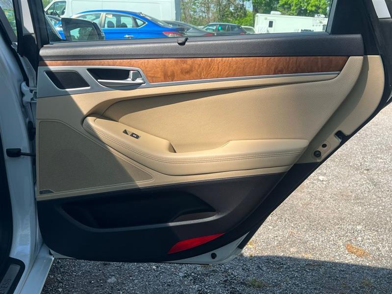 Hyundai Genesis 4dr Sdn V8 5.0L RWD 2015