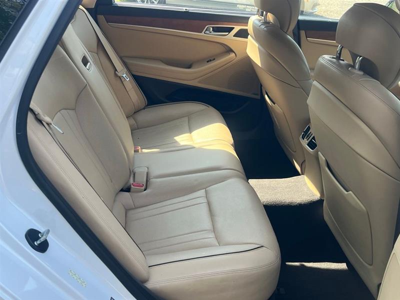 Hyundai Genesis 4dr Sdn V8 5.0L RWD 2015