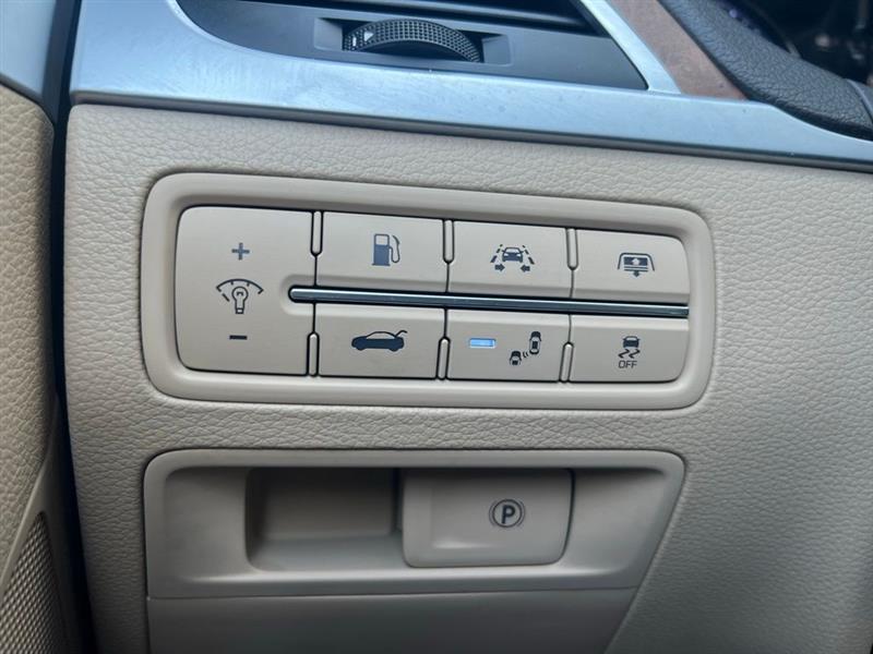 Hyundai Genesis 4dr Sdn V8 5.0L RWD 2015