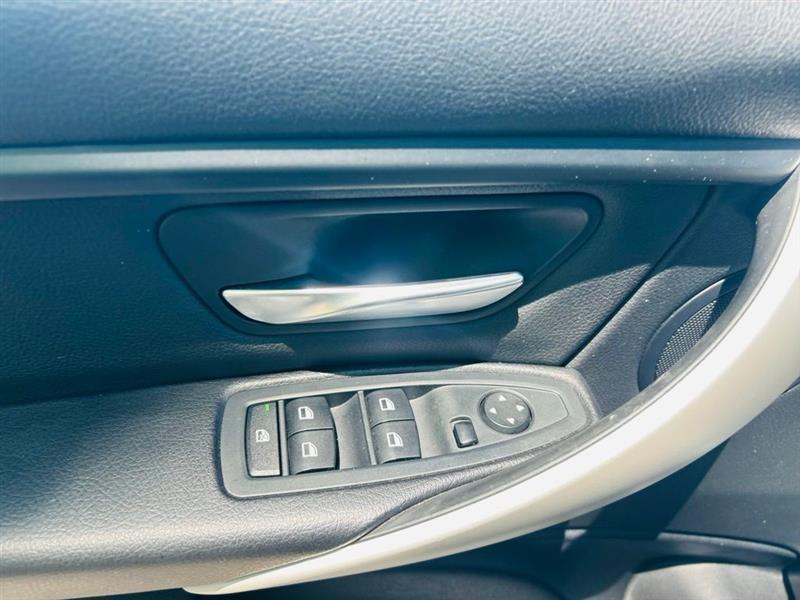 BMW 3 Series 4dr Sdn 320i RWD 2015