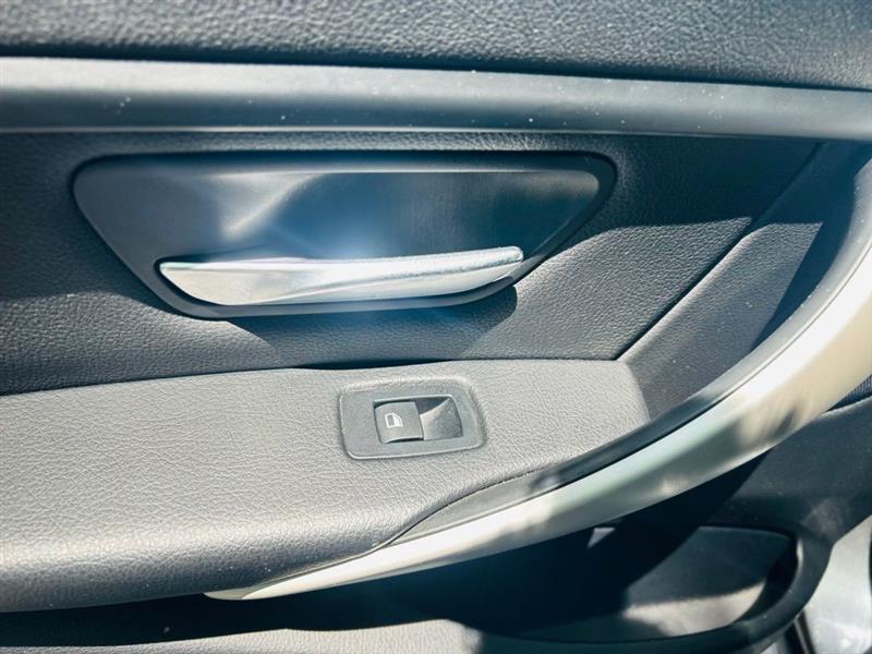 BMW 3 Series 4dr Sdn 320i RWD 2015