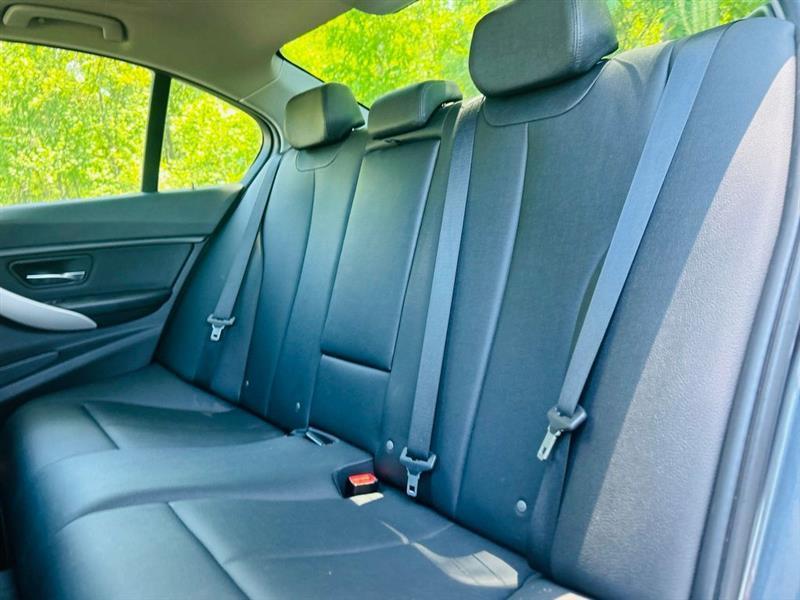 BMW 3 Series 4dr Sdn 320i RWD 2015