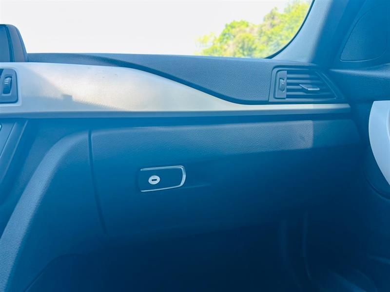 BMW 3 Series 4dr Sdn 320i RWD 2015