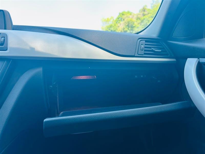 BMW 3 Series 4dr Sdn 320i RWD 2015