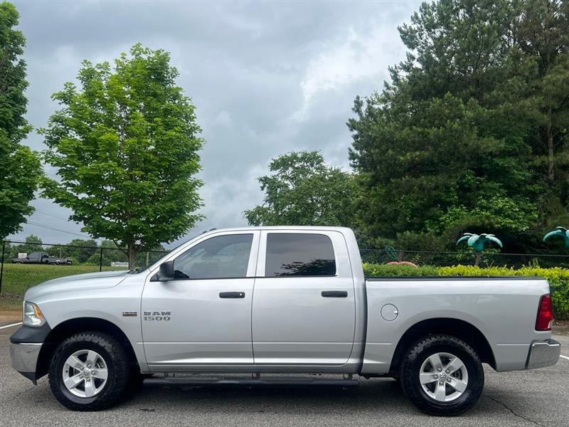 RAM 1500 Tradesman 4x2 Crew Cab 5'7" Box 2017