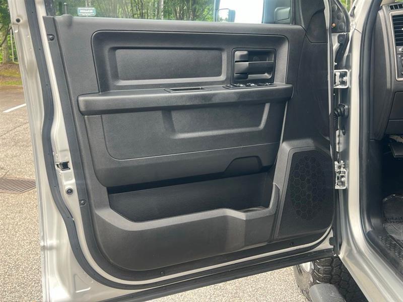 RAM 1500 Tradesman 4x2 Crew Cab 5'7" Box 2017