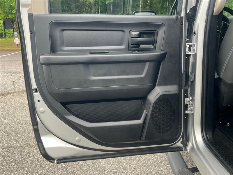 RAM 1500 Tradesman 4x2 Crew Cab 5'7" Box 2017