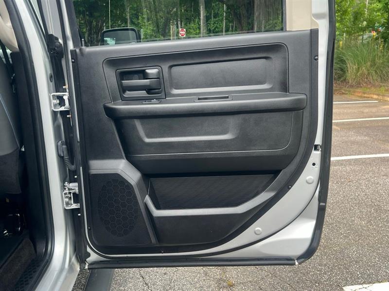 RAM 1500 Tradesman 4x2 Crew Cab 5'7" Box 2017