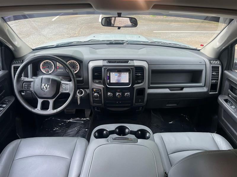RAM 1500 Tradesman 4x2 Crew Cab 5'7" Box 2017
