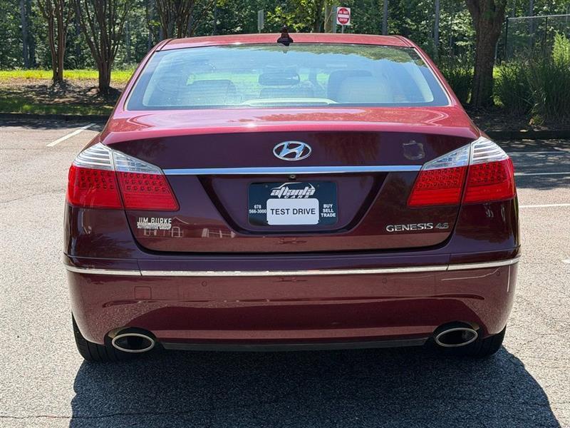 Hyundai Genesis 4dr Sdn V8 2011