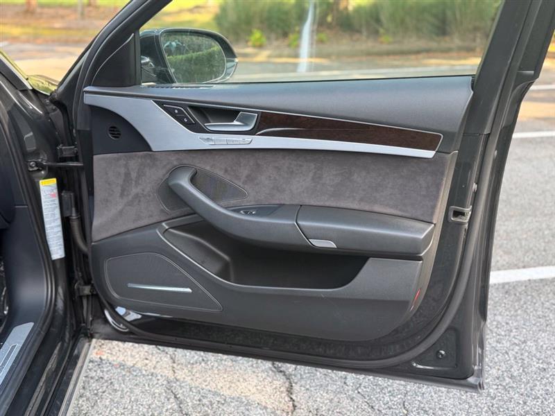 Audi A8 4dr Sdn 2012