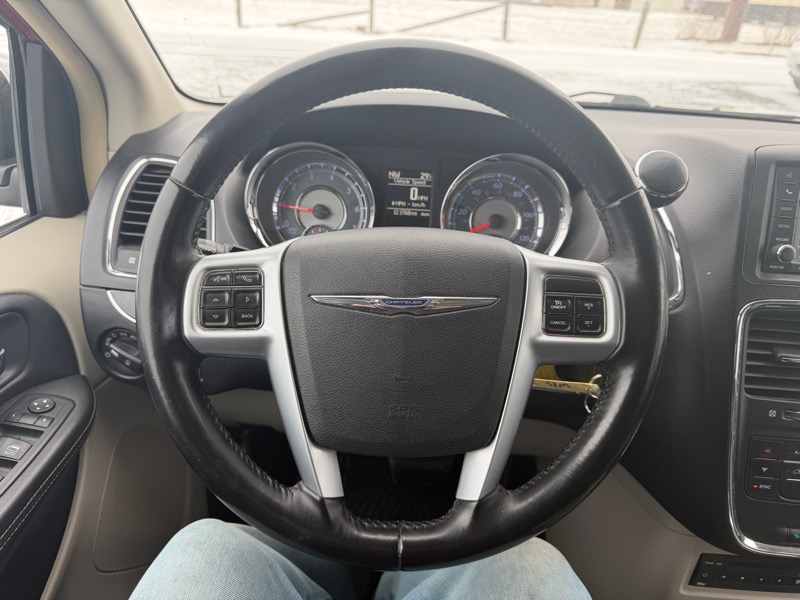 Chrysler Town & Country Touring-L 2012