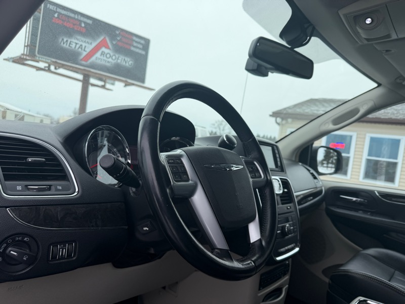 Chrysler Town & Country Touring-L 2012