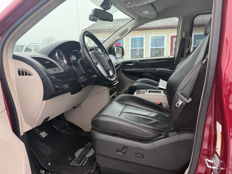 Chrysler Town & Country Touring-L 2012