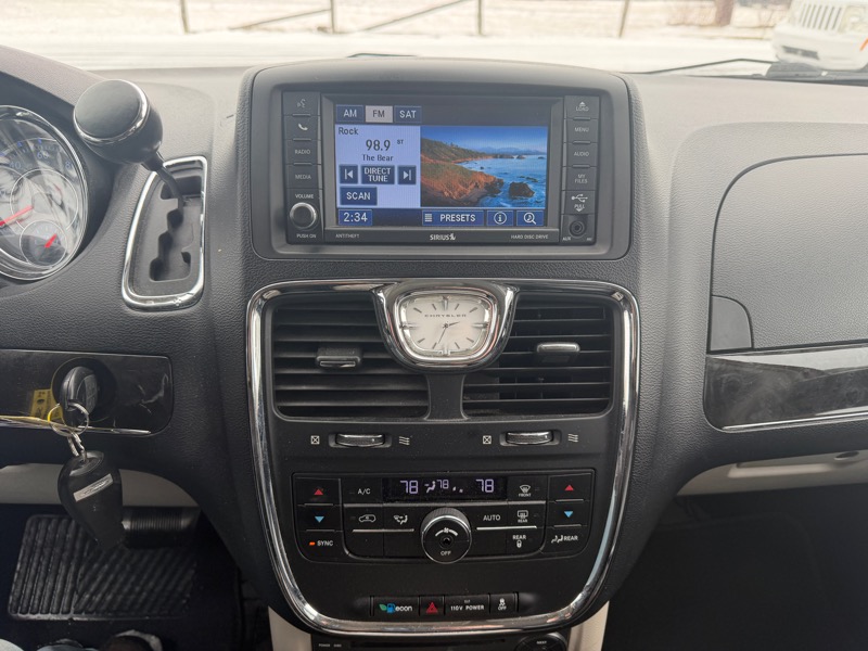 Chrysler Town & Country Touring-L 2012