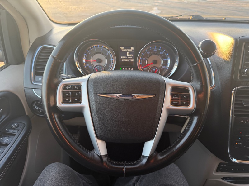 Chrysler Town & Country Touring-L 2012