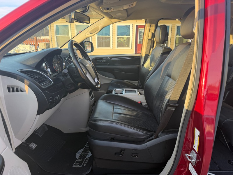 Chrysler Town & Country Touring-L 2012