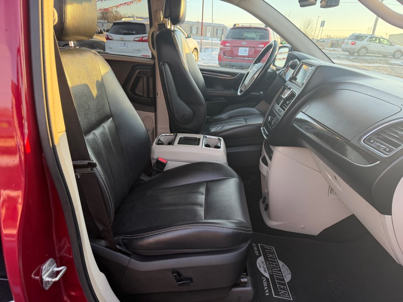 Chrysler Town & Country Touring-L 2012