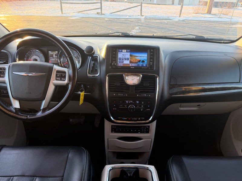 Chrysler Town & Country Touring-L 2012
