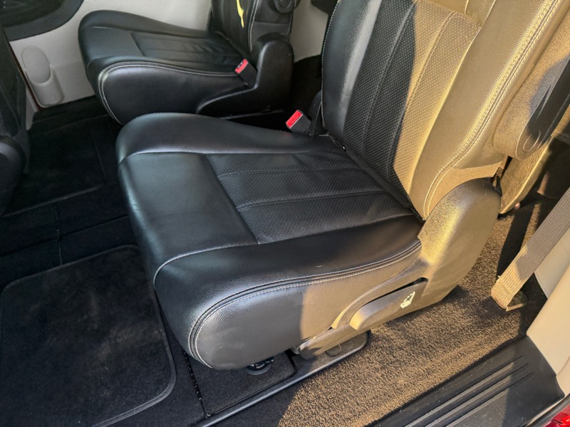 Chrysler Town & Country Touring-L 2012