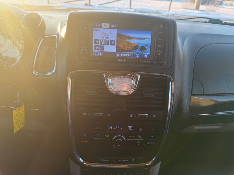 Chrysler Town & Country Touring-L 2012