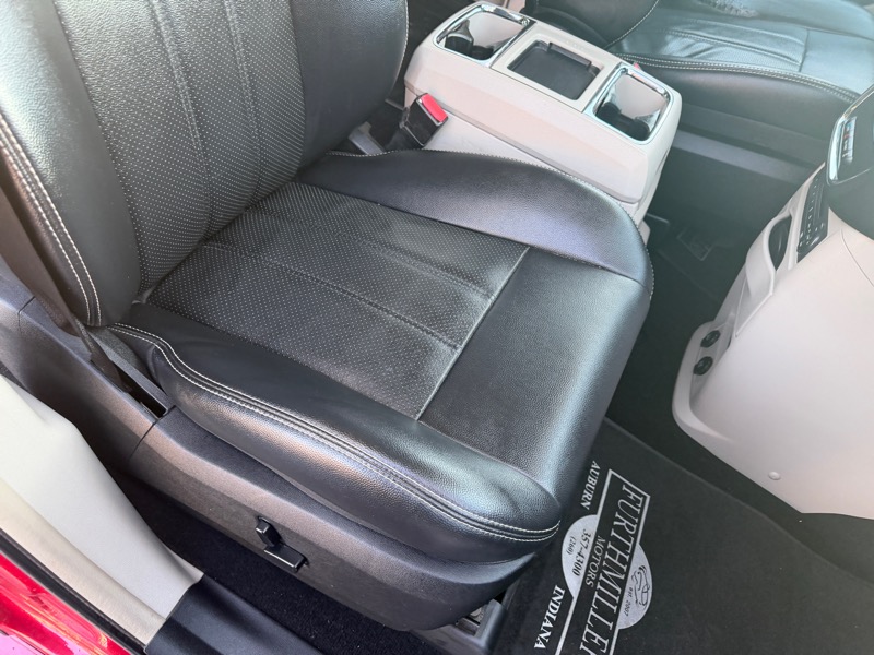 Chrysler Town & Country Touring-L 2012