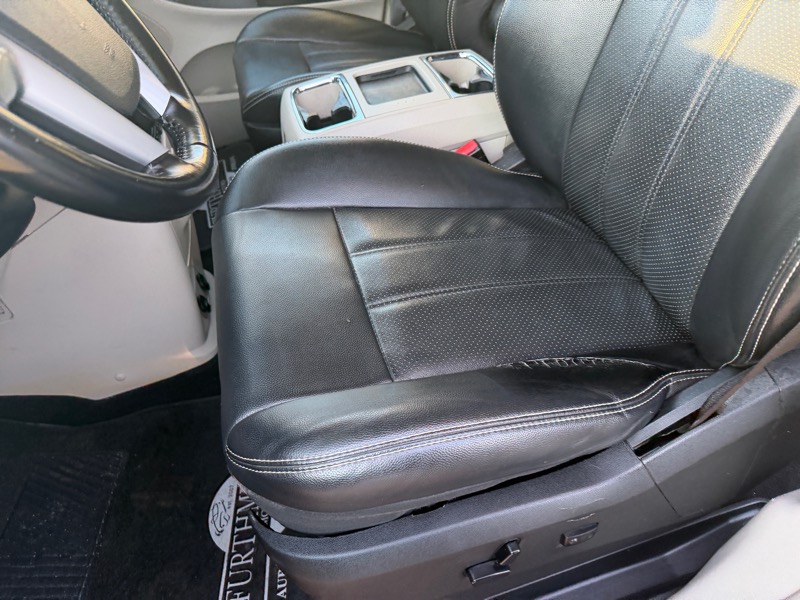 Chrysler Town & Country Touring-L 2012