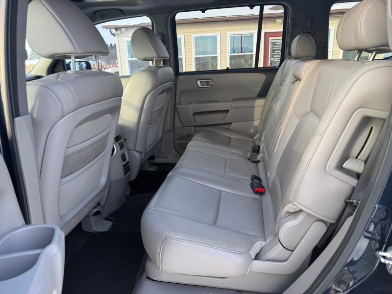 Honda Pilot Touring 2WD 5-Spd AT with DVD 2011