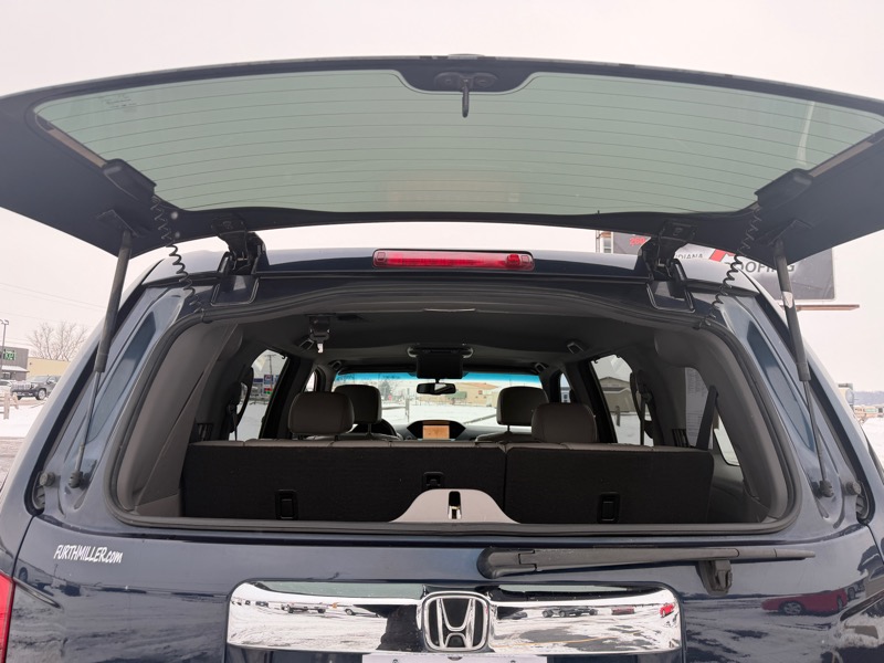 Honda Pilot Touring 2WD 5-Spd AT with DVD 2011