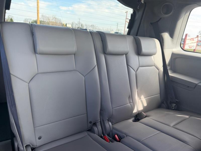 Honda Pilot Touring 2WD 5-Spd AT with DVD 2011