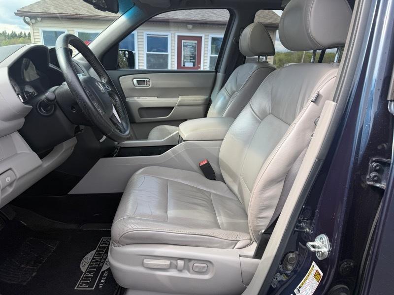 Honda Pilot Touring 2WD 5-Spd AT with DVD 2011