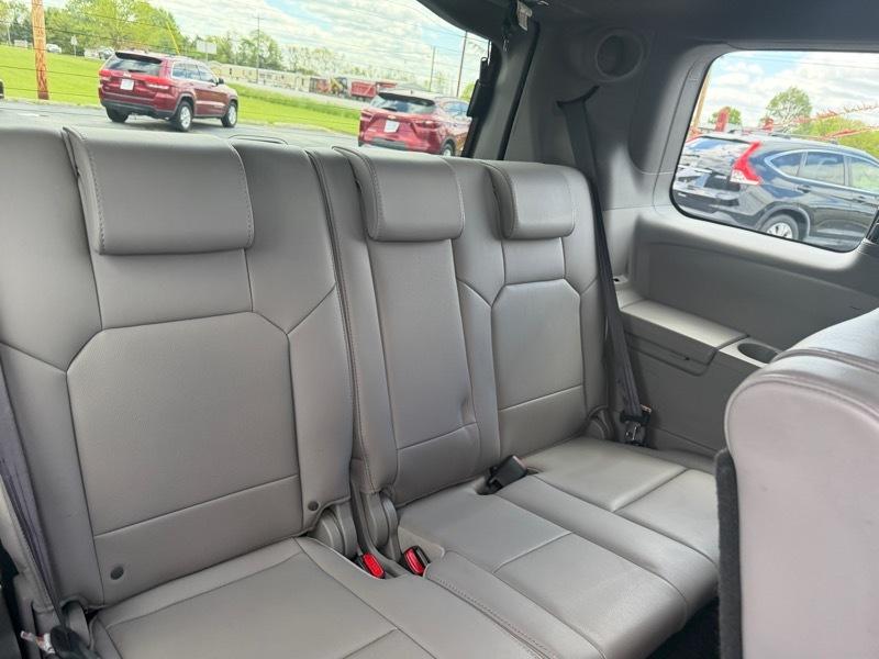 Honda Pilot Touring 2WD 5-Spd AT with DVD 2011