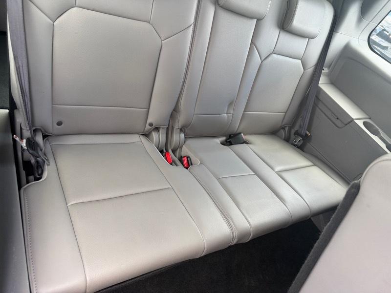 Honda Pilot Touring 2WD 5-Spd AT with DVD 2011