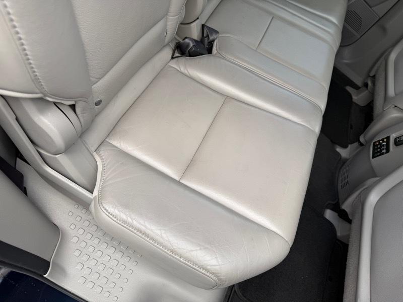 Honda Pilot Touring 2WD 5-Spd AT with DVD 2011