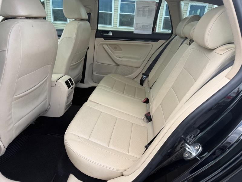 Volkswagen Jetta SportWagen 2.5L SE PZEV 2013